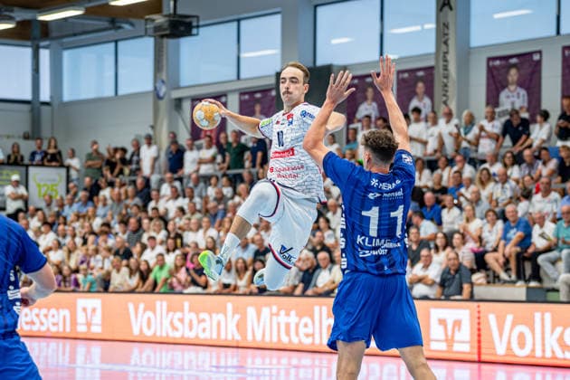 2. HBL; TV Hüttenberg - TV Großwallstadt, 28.08.26 Paul Ohl (TV Hüttenberg, 10), Ole Klimpke (TV Großwallstadt, 11) 2. HBL; TV Hüttenberg - TV Großwallstadt: Hüttenberg, 28.08.26 Copyright: xBEAUTIFULxSPORTS Roeczeyx