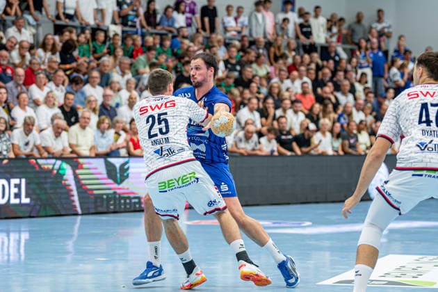 2. HBL; TV Hüttenberg - TV Großwallstadt, 28.08.26 Jannek Klein (TV Großwallstadt, 14), Torsten Anselm (TV Hüttenberg, 25), Danil Dyatlov (TV Hüttenberg, 47) 2. HBL; TV Hüttenberg - TV Großwallstadt: Hüttenberg, 28.08.26 Copyright: xBEAUTIFULxSPORTS Roeczeyx