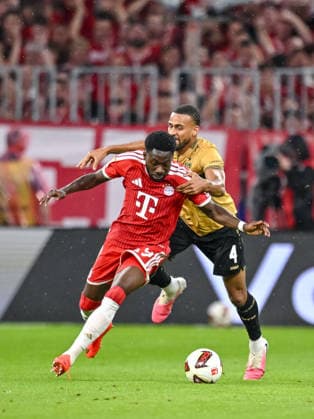 Alphonso Davies (FC Bayern Muenchen) und Josha Vagnoman (VfB Stuttgart) im Zweikampf waehrend des spiels der 1. Bundesliga zwischen FC Bayern Muenchen und VfB Stuttgart, Allianz Arena am 28. August 2026 in Muenchen, Deutschland. (Foto von Harry Langer DeFodi Images) +++ Alphonso Davies (FC Bayern Muenchen) und Josha Vagnoman (VfB Stuttgart) battle for the ball during the Bundesliga match between FC Bayern Muenchen and VfB Stuttgart at Allianz Arena on August 28, 2026 in Munich, Germany. (Photo by Harry Langer DeFodi Images) DFB DFL REGULATIONS PROHIBIT ANY USE OF PHOTOGRAPHS AS IMAGE SEQUENCES AND OR QUASI-VIDEO. (Photo by Harry Langer DeFodi Images) DFB DFL REGULATIONS PROHIBIT ANY USE OF PHOTOGRAPHS AS IMAGE SEQUENCES AND OR QUASI-VIDEO. - *** Alphonso Davies of FC Bayern Munich and Josha Vagnoman of VfB Stuttgart battle for the ball during the Bundesliga match between FC Bayern Munich and VfB Stuttgart, at Allianz Arena on August 28, 2026, in Munich, Germany. Photo by Harry Langer, DeFodi Images. Alphonso Davies of FC Bayern Munich and Josha Vagnoman of VfB Stuttgart battle for the ball during the Bundesliga match between FC Bayern Munich and VfB Stuttgart at Allianz Arena on August 28, 2026 in Munich, Germany. Photo by Harry Langer, DeFodi Images. DFB and DFL regulations prohibit any use of photographs as image sequences and or quasi-video. Photo by Harry Langer, DeFodi Images. DFB and DFL regulations prohibit any use of photographs as imSEQUENCES AND OR QUASI-VIDEO