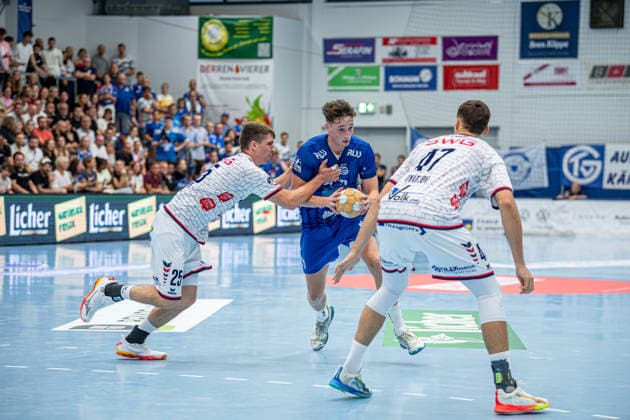 2. HBL; TV Hüttenberg - TV Großwallstadt, 28.08.26 Ole Klimpke (TV Großwallstadt, 11), Torsten Anselm (TV Hüttenberg, 25), Danil Dyatlov (TV Hüttenberg, 47) 2. HBL; TV Hüttenberg - TV Großwallstadt: Hüttenberg, 28.08.26 Copyright: xBEAUTIFULxSPORTS Roeczeyx