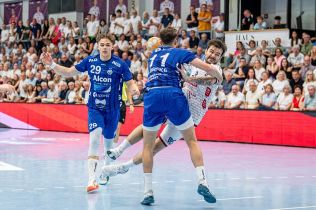 2. HBL; TV Hüttenberg - TV Großwallstadt, 28.08.26 Hendrik Schreiber (TV Hüttenberg, 51), Ole Klimpke (TV Großwallstadt, 11), Johan Rohwer (TV Großwallstadt, 29) 2. HBL; TV Hüttenberg - TV Großwallstadt: Hüttenberg, 28.08.26 Copyright: xBEAUTIFULxSPORTS Roeczeyx