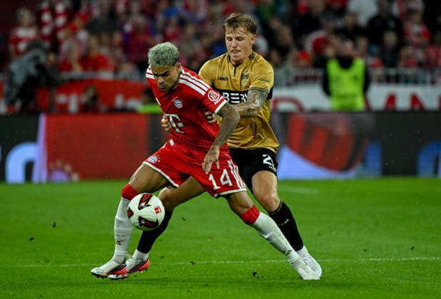 28.08.2026, xemx, Fussball 1.Bundesliga, FC Bayern Muenchen - VfB Stuttgart v.l. Luis Diaz (FC Bayern Muenchen), Finn Jeltsch (VfB Stuttgart) Zweikampf, Aktion, action, battle for the ball (DFL DFB REGULATIONS PROHIBIT ANY USE OF PHOTOGRAPHS as IMAGE SEQUENCES and or QUASI-VIDEO) Muenchen *** August 28, 2026, xemx, Soccer 1st Bundesliga, FC Bayern Munich vs. VfB Stuttgart, Luis Diaz, FC Bayern Munich, Finn Jeltsch, VfB Stuttgart, tackle, action, battle for the ball. DFL and DFB regulations prohibit any use of photographs as image sequences and or quasi-video. Munich