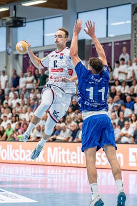 2. HBL; TV Hüttenberg - TV Großwallstadt, 28.08.26 Paul Ohl (TV Hüttenberg, 10), Ole Klimpke (TV Großwallstadt, 11) 2. HBL; TV Hüttenberg - TV Großwallstadt: Hüttenberg, 28.08.26 Copyright: xBEAUTIFULxSPORTS Roeczeyx