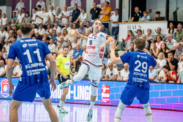 2. HBL; TV Hüttenberg - TV Großwallstadt, 28.08.26 Paul Ohl (TV Hüttenberg, 10), Ole Klimpke (TV Großwallstadt, 11), Johan Rohwer (TV Großwallstadt, 29) 2. HBL; TV Hüttenberg - TV Großwallstadt: Hüttenberg, 28.08.26 Copyright: xBEAUTIFULxSPORTS Roeczeyx