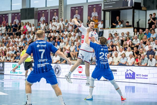 2. HBL; TV Hüttenberg - TV Großwallstadt, 28.08.26 Hendrik Schreiber (TV Hüttenberg, 51), Johan Rohwer (TV Großwallstadt, 29), Patrick Gempp (TV Großwallstadt, 7) 2. HBL; TV Hüttenberg - TV Großwallstadt: Hüttenberg, 28.08.26 Copyright: xBEAUTIFULxSPORTS Roeczeyx