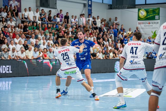 2. HBL; TV Hüttenberg - TV Großwallstadt, 28.08.26 Jannek Klein (TV Großwallstadt, 14), Torsten Anselm (TV Hüttenberg, 25), Danil Dyatlov (TV Hüttenberg, 47) 2. HBL; TV Hüttenberg - TV Großwallstadt: Hüttenberg, 28.08.26 Copyright: xBEAUTIFULxSPORTS Roeczeyx