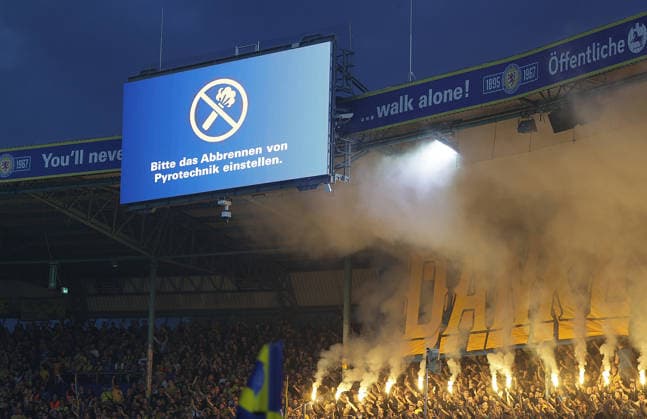 Pyro im Braunschweiger Fanblock Fussball, Herren, Saison 2026 2027 2.BL, Eintracht Stadion, Eintracht Braunschweig gegen Hertha BSC Berlin, 3-5 DFL REGULATIONS PROHIBIT ANY USE OF PHOTOGRAPHS AS IMAGE SEQUENCES AND OR QUASI-VIDEO. *** Pyro in the Braunschweig fan section—Soccer, Men s, 2026–2027 Season, 2nd Bundesliga, Eintracht Stadium, Eintracht Braunschweig vs. Hertha BSC Berlin, 3–5. DFL regulations prohibit any use of photographs as image sequences and or quasi-video.