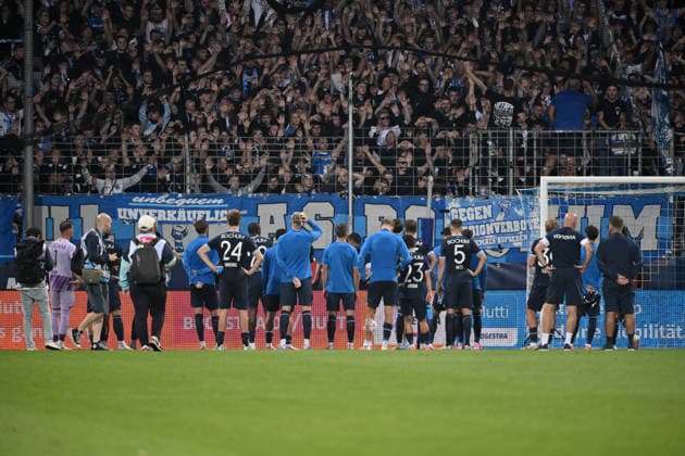 Bochums Spieler nach der Niederlage bei ihren Fans 28.08.2026, Fussball 2. Bundesliga, Saison 2026 2027, 3. Spieltag, VfL Bochum - VfL Osnabrück DFL regulations prohibit any use of photographs as image sequences and or quasi-video Bochum Vonovia Ruhrstadion Nordrhein Westfalen Deutschland *** Bochum s players with their fans after the loss, August 28, 2026; Soccer, 2. Bundesliga, 2026–2027 season, Matchday 3, VfL Bochum vs. VfL Osnabrück. DFL regulations prohibit any use of photographs as image sequences and or quasi-video. Bochum, Vonovia Ruhrstadion, North Rhine-Westphalia, Germany Team2