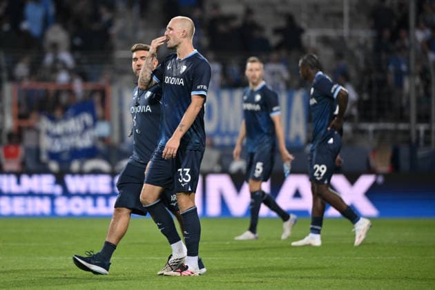 Philipp Hofmann (VfL Bochum) nach dem Spiel, links Co Trainer Marc-Andre Kruska (VfL Bochum) 28.08.2026, Fussball 2. Bundesliga, Saison 2026 2027, 3. Spieltag, VfL Bochum - VfL Osnabrück DFL regulations prohibit any use of photographs as image sequences and or quasi-video Bochum Vonovia Ruhrstadion Nordrhein Westfalen Deutschland *** Philipp Hofmann of VfL Bochum after the game; on the left, assistant coach Marc Andre Kruska of VfL Bochum, August 28, 2026; soccer, 2. Bundesliga, 2026–2027 season, Matchday 3, VfL Bochum vs. VfL Osnabrück. DFL regulations prohibit any use of photographs as image sequences and or quasi-video. Bochum, Vonovia Ruhrstadion, North Rhine-Westphalia, Germany Team2