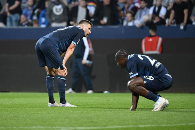 Karol Mets (VfL Bochum), Mansour Ouro-Tagba (VfL Bochum), v.li., nach dem Abpfiff 28.08.2026, Fussball 2. Bundesliga, Saison 2026 2027, 3. Spieltag, VfL Bochum - VfL Osnabrück DFL regulations prohibit any use of photographs as image sequences and or quasi-video Bochum Vonovia Ruhrstadion Nordrhein Westfalen Deutschland *** Karol Mets, VfL Bochum; Mansour Ouro Tagba, VfL Bochum; from left, after the final whistle on August 28, 2026; soccer, 2. Bundesliga, 2026–2027 season; Matchday 3, VfL Bochum vs. VfL Osnabrück. DFL regulations prohibit any use of photographs as image sequences and or quasi-video. Bochum, Vonovia Ruhrstadion, North Rhine-Westphalia, Germany Team2