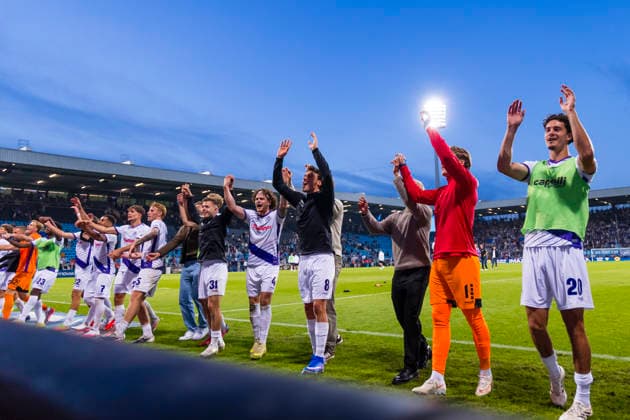28.08.2026, Fussball, 3. Spieltag der 2. Bundesliga, VfL Bochum 1848 - VfL Osnabrück. Die Mannschaft des VfL Osnabrück feiert mit den Fans. Bochum Vonovia Ruhrstadion NRW Deutschland xRHR-FOTO DEx *** August 28, 2026, Soccer, Matchday 3 of the 2. Bundesliga, VfL Bochum 1848 vs. VfL Osnabrück The VfL Osnabrück team celebrates with the fans in Bochum at the Vonovia Ruhrstadion, North Rhine-Westphalia, Germany xRHR PHOTO DEx Copyright: DennisxEwert RHR-FOTOx RHR-FOTO DE