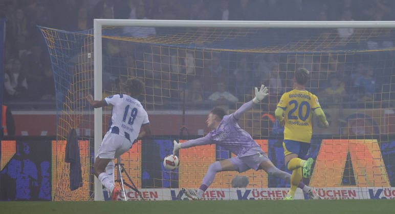 Hier erzielt 19 Oluwaseun Adewumi (Hertha BSC Berlin) das 2-5 gegen Torhueter Ron Thorben Hoffmann (Eintracht Braunschweig) Fussball, Herren, Saison 2026 2027 2.BL, Eintracht Stadion, Eintracht Braunschweig gegen Hertha BSC Berlin, 3-5 DFL REGULATIONS PROHIBIT ANY USE OF PHOTOGRAPHS AS IMAGE SEQUENCES AND OR QUASI-VIDEO. *** Here, Oluwaseun Adewumi (19) of Hertha BSC Berlin scores the 2-5 goal against goalkeeper Ron Thorben Hoffmann of Eintracht Braunschweig. Soccer, Men s, 2026–2027 season, 2. Bundesliga, Eintracht Stadium, Eintracht Braunschweig vs. Hertha BSC Berlin, 3–5. DFL regulations prohibit any use of photographs as image sequences and or quasi-video.