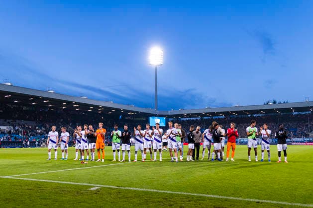 28.08.2026, Fussball, 3. Spieltag der 2. Bundesliga, VfL Bochum 1848 - VfL Osnabrück. Die Mannschaft des VfL Osnabrück feiert mit den Fans den Sieg. Bochum Vonovia Ruhrstadion NRW Deutschland xRHR-FOTO DEx *** August 28, 2026, Soccer, Matchday 3 of the 2. Bundesliga, VfL Bochum 1848 vs. VfL Osnabrück The VfL Osnabrück team celebrates its victory with fans in Bochum at the Vonovia Ruhrstadion, North Rhine-Westphalia, Germany xRHR PHOTO DEx Copyright: DennisxEwert RHR-FOTOx RHR-FOTO DE