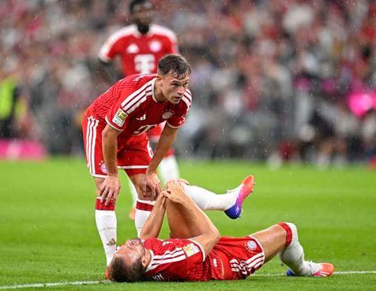 28.08.2026, Fussball Bundesliga 2026 2027, 1.Spieltag, FC Bayern München - VfB Stuttgart, in der Allianz-Arena München, Harry Kane (FC Bayern München) am Boden, Joshua Kimmich (FC Bayern München) kümmert sich ***DFL and DFB regulations prohibit any use of photographs as image sequences and or quasi-video.*** *** August 28, 2026, 2026–2027 Bundesliga Season, Matchday 1, FC Bayern Munich vs. VfB Stuttgart, at the Allianz Arena in Munich, Harry Kane (FC Bayern Munich) on the ground, Joshua Kimmich (FC Bayern Munich) takes care of it ***DFL and DFB regulations prohibit any use of photographs as image sequences and or quasi-video***