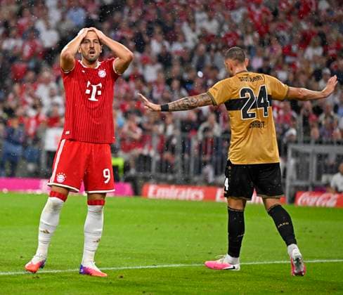 28.08.2026, Fussball Bundesliga 2026 2027, 1.Spieltag, FC Bayern München - VfB Stuttgart, in der Allianz-Arena München, Harry Kane (FC Bayern München) schlägt die Hände über dem Kopf zusammen ***DFL and DFB regulations prohibit any use of photographs as image sequences and or quasi-video.*** *** August 28, 2026, 2026–2027 Bundesliga, Matchday 1, FC Bayern Munich vs. VfB Stuttgart, at the Allianz Arena in Munich, Harry Kane of FC Bayern Munich throws his hands up in the air ***DFL and DFB regulations prohibit any use of photographs as image sequences and or quasi-video***