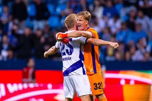 28.08.2026, Fussball, 3. Spieltag der 2. Bundesliga, VfL Bochum 1848 - VfL Osnabrück. v. l. Niklas Wiemann (VfL Osnabrück), Torwart Jonas Krumrey (VfL Osnabrück) feiern den Sieg. Bochum Vonovia Ruhrstadion NRW Deutschland xRHR-FOTO DEx *** August 28, 2026, Soccer, Matchday 3 of the 2. Bundesliga, VfL Bochum 1848 vs. VfL Osnabrück; Niklas Wiemann (VfL Osnabrück), goalkeeper Jonas Krumrey (VfL Osnabrück) celebrate the victory in Bochum at the Vonovia Ruhrstadion, North Rhine-Westphalia, Germany xRHR PHOTO DEx Copyright: DennisxEwert RHR-FOTOx RHR-FOTO DE