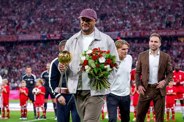 28.08.2026, Fußball, FC Bayern München - VfB Stuttgart, 1. Fußball Bundesliga, 1. Spieltag, Allianz-Arena, Saison 2026 2027: Cheftrainer Vincent Kompany (FC Bayern München hc) Ehrung DFB regulations prohibit any use of photographs as image sequences and or quasi-video. Bayern Deutschland *** August 28, 2026, Soccer, FC Bayern Munich vs. VfB Stuttgart, Bundesliga 1, Matchday 1, Allianz Arena, 2026–2027 Season Head Coach Vincent Kompany FC Bayern Munich hc Tribute DFB regulations prohibit any use of photographs as image sequences and or quasi-video Bayern Germany