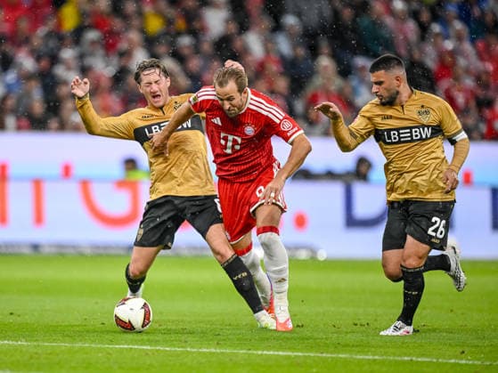 Angelo Stiller (VfB Stuttgart), Harry Kane (FC Bayern Muenchen) und Deniz Undav (VfB Stuttgart) im Zweikampf waehrend des spiels der 1. Bundesliga zwischen FC Bayern Muenchen und VfB Stuttgart, Allianz Arena am 28. August 2026 in Muenchen, Deutschland. (Foto von Harry Langer DeFodi Images) +++ Angelo Stiller (VfB Stuttgart), Harry Kane (FC Bayern Muenchen) und Deniz Undav (VfB Stuttgart) battle for the ball during the Bundesliga match between FC Bayern Muenchen and VfB Stuttgart at Allianz Arena on August 28, 2026 in Munich, Germany. (Photo by Harry Langer DeFodi Images) DFB DFL REGULATIONS PROHIBIT ANY USE OF PHOTOGRAPHS AS IMAGE SEQUENCES AND OR QUASI-VIDEO. (Photo by Harry Langer DeFodi Images) DFB DFL REGULATIONS PROHIBIT ANY USE OF PHOTOGRAPHS AS IMAGE SEQUENCES AND OR QUASI-VIDEO. - *** Angelo Stiller of VfB Stuttgart, Harry Kane of FC Bayern Munich, and Deniz Undav of VfB Stuttgart in a tackle during the Bundesliga match between FC Bayern Munich and VfB Stuttgart, at the Allianz Arena on August 28, 2026, in Munich, Germany. Photo by Harry Langer, DeFodi Images. Angelo Stiller (VfB Stuttgart), Harry Kane of FC Bayern Munich and Deniz Undav of VfB Stuttgart battle for the ball during the Bundesliga match between FC Bayern Munich and VfB Stuttgart at Allianz Arena on August 28, 2026, in Munich, Germany. Photo by Harry Langer, DeFodi Images. DFB and DFL regulations prohibit any use of photographs as image sequences and or quasi-video. Photo by Harry Langer, DeFodi Images. DFB and DFL regulations prohibit any use of photographs as imSEQUENCES AND OR QUASI-VIDEO