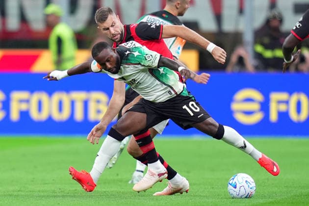 AC Milan s Strahinja Pavlovic fights for the ball with Venezia™s John Yeboa during the Serie A soccer match between Ac Milan and Venezia at the San Siro Stadium in Milan, north Italy - Friday August 28 , 2026. - Soccer  Copyright: xSpada LaPressex