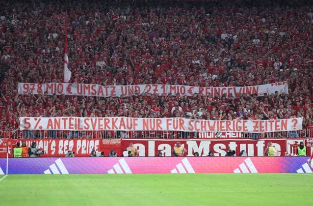 28.08.2026, GER, Fussball, Herren, 1. Bundesliga, Saison 2026 2027, 1. Spieltag, FC Bayern München vs. VfB Stuttgart Fahnen Banner Stimmung Emotionen Fans FC Bayern München FC Bayern Muenchen Banner 978 Mio. â‚¬ Umsatz und 27,1 Mio â‚¬ Reingewinn... 5% Anteilsverkauf nur für schwierige Zeiten? DFB DFL regulations prohibit any use of photographs as image sequences and or quasi-video München Allianz Arena Bayern Deutschland *** August 28, 2026, GER, Soccer, Men s, Bundesliga 1, 2026–2027 Season, Matchday 1, FC Bayern Munich vs. VfB Stuttgart: Flags, Banners, Atmosphere, Emotions, Fans, FC Bayern Munich, FC Bayern Muenchen, Banners, Ä978 million in revenue and Ä27.1 millionÄ net profit; sale of shares reserved for difficult times only; DFB and DFL regulations prohibit any use of photographs as image sequences and or quasi-video; Munich, Allianz Arena, Bayern, Germany Copyright: xNordphoto Schneiderx