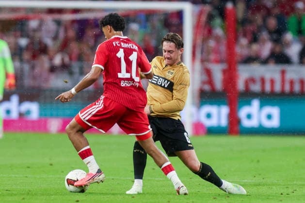 Nathaniel Brown (FC Bayern Muenchen) und Angelo Stiller (VfB Stuttgart) kaempfen um den Ball waehrend des Spiels der 1. Bundesliga zwischen FC Bayern Muenchen und VfB Stuttgart, Allianz Arena am 28. August 2026 in Muenchen, Deutschland. (Foto von Marco Steinbrenner DeFodi Images) +++ Nathaniel Brown (FC Bayern Muenchen) und Angelo Stiller (VfB Stuttgart) battle for the ball during the Bundesliga match between FC Bayern Muenchen and VfB Stuttgart at Allianz Arena on August 28, 2026 in Munich, Germany. (Photo by Marco Steinbrenner DeFodi Images) DFB DFL REGULATIONS PROHIBIT ANY USE OF PHOTOGRAPHS AS IMAGE SEQUENCES AND OR QUASI-VIDEO. (Photo by Marco Steinbrenner DeFodi Images) - *** Nathaniel Brown of FC Bayern Munich and Angelo Stiller of VfB Stuttgart battle for the ball during the Bundesliga 1 match between FC Bayern Munich and VfB Stuttgart, Allianz Arena on August 28, 2026, in Munich, Germany. Photo by Marco Steinbrenner, DeFodi Images. Nathaniel Brown of FC Bayern Munich and Angelo Stiller of VfB Stuttgart battle for the ball during the Bundesliga match between FC Bayern Munich and VfB Stuttgart at Allianz Arena on August 28, 2026 in Munich, Germany. Photo by Marco Steinbrenner, DeFodi Images. DFB and DFL regulations prohibit any use of photographs as image sequences and or quasi-video. Photo by Marco Steinbrenner, DeFodi Images