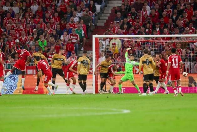 Dayot Upamecano (FC Bayern Muenchen) erzielt mit diesem Kopfball vorbei an Torhueter Fabian Bredlow (VfB Stuttgart) das Tor zum 1:0 waehrend des Spiels der 1. Bundesliga zwischen FC Bayern Muenchen und VfB Stuttgart, Allianz Arena am 28. August 2026 in Muenchen, Deutschland. (Foto von Marco Steinbrenner DeFodi Images) +++ Dayot Upamecano (FC Bayern Muenchen) erzielt mit diesem Kopfball vorbei an Torhueter Fabian Bredlow (VfB Stuttgart) das Tor zum 1:0 during the Bundesliga match between FC Bayern Muenchen and VfB Stuttgart at Allianz Arena on August 28, 2026 in Munich, Germany. (Photo by Marco Steinbrenner DeFodi Images) DFB DFL REGULATIONS PROHIBIT ANY USE OF PHOTOGRAPHS AS IMAGE SEQUENCES AND OR QUASI-VIDEO. (Photo by Marco Steinbrenner DeFodi Images) - *** Dayot Upamecano of FC Bayern Munich scored the 1-0 goal with this header past VfB Stuttgart goalkeeper Fabian Bredlow during the Bundesliga 1 match between FC Bayern Munich and VfB Stuttgart, at the Allianz Arena on August 28, 2026, in Munich, Germany. Photo by Marco Steinbrenner, DeFodi Images. Dayot Upamecano of FC Bayern Munich scores the 1–0 goal with this header past VfB Stuttgart goalkeeper Fabian Bredlow during the Bundesliga match between FC Bayern Munich and VfB Stuttgart at Allianz Arena on August 28, 2026 in Munich, Germany. Photo by Marco Steinbrenner, DeFodi Images. DFB and DFL regulations prohibit any use of photographs as image sequences and or quasi-video. Photo by Marco Steinbrenner, DeFodi Images.