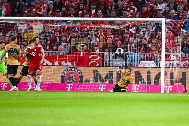 28.08.2026, Fussball, Bundesliga, FC Bayern München - VfB Stuttgart, Dayot Upamecano (FC Bayern München) erzielt das Tor zum 1:0, Maximilian Mittelstädt (VfB Stuttgart) xRHR-FOTO DEx *** August 28, 2026, Soccer, Bundesliga, FC Bayern Munich vs. VfB Stuttgart, Dayot Upamecano of FC Bayern Munich scores the goal to make it 1–0, Maximilian Mittelstädt of VfB Stuttgart xRHR PHOTO DEx Copyright: TeresaxKroeger RHR-FOTOx RHR-FOTO DE