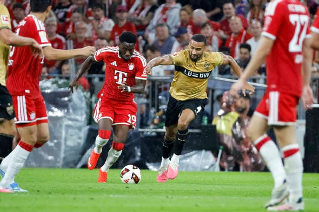 Alphonso Davies (FC Bayern München, 19) und Josha Vagnoman (VfB Stuttgart, 04) im Laufduell , Deutschland, Fussball, 1. Bundesliga, 1.Spieltag, 2026 2027, FC Bayern München vs. VfB Stuttgart, 28.08.2026, München Allianz-Arena Deutschland *** Alphonso Davies of FC Bayern Munich, 19, and Josha Vagnoman of VfB Stuttgart, 4, in a footrace, Germany, soccer, Bundesliga 1, Matchday 1, 2026–2027, FC Bayern Munich vs. VfB Stuttgart, August 28, 2026, Allianz Arena, Munich, Germany Copyright: xGrantxHubbsx