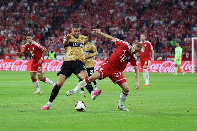 28.08.26 FC Bayern München - VfB Stuttgart Deutschland, München, 28.08.2026, Fussball, Bundesliga, Saison 2026 2027, FC Bayern München - VfB Stuttgart: Jeff Chabot, links, VfB, Konrad laimer, rechts, Bayern. *** August 28, 2026 FC Bayern Munich vs. VfB Stuttgart Germany, Munich, August 28, 2026, Soccer, Bundesliga, 2026–2027 Season, FC Bayern Munich vs. VfB Stuttgart Jeff Chabot, left, VfB; Konrad Laimer, right, Bayern
