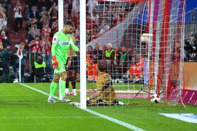Fabian Bredlow (VfB Stuttgart, 01) und Maximilian Mittelstädt, Mittelstadt (VfB Stuttgart, 07) nach dem 1:0 , Deutschland, Fussball, 1. Bundesliga, 1.Spieltag, 2026 2027, FC Bayern München vs. VfB Stuttgart, 28.08.2026, München Allianz-Arena Deutschland *** Fabian Bredlow (VfB Stuttgart, No. 01) and Maximilian Mittelstädt (VfB Stuttgart, No. 07) after the 1-0 game, Germany, soccer, Bundesliga 1, Matchday 1, 2026–2027, FC Bayern Munich vs. VfB Stuttgart, August 28, 2026, Allianz Arena, Munich, Germany Copyright: xGrantxHubbsx