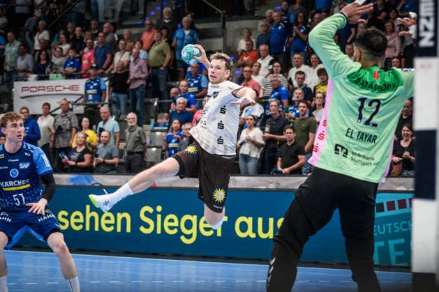 Lukas Becher (Bergischer HC, 07) vs. Schlussmann Mohamed Essam Moustafa El-Tayar (TVB Stuttgart, 12), li. noch: Jakob Nigg (TVB Stuttgart, 57) GER, TVB Stuttgart - Bergischer HC, Opel HBL, Handball, Bundesliga, 1. Spieltag, Spielzeit 2026 2027, 28.08.2026 GER, TVB Stuttgart - Bergischer HC, Opel HBL, Handball, Bundesliga, 1. Spieltag, Spielzeit 2026 2027, 28.08.2026 Stuttgart Copyright: xSandyxDinkelackerx EP_SDR