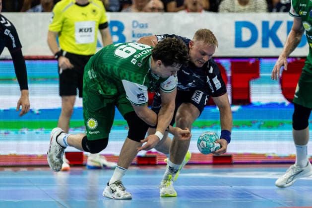 Opel HBL: SG Flensburg-Handewitt vs ThSV Eisenach; 28.08.26 Emil Siersbaek Bergholt (Nr.14, SG Flensburg-Handewitt) gegen Tillman Leu (Nr.99, ThSV Eisenach) Opel HBL: SG Flensburg-Handewitt vs ThSV Eisenach, GGW Arena am 28.08.26 Copyright: xBEAUTIFULxSPORTS MarioxM.xKobergx