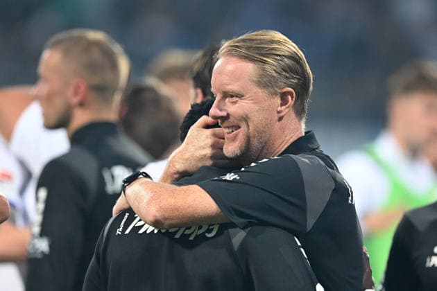 Schlussjubel, Jubel, jubeln, Freude, cheers, Trainer Timo SCHULTZ (VfL Osnabrueck) dankt dem Torschuetzen Ismail BADJIE (VfL Osnabrueck) Fussball 2. Bundesliga, 3. Spieltag, VfL Bochum (BO) - VfL Osnabrueck (OS) 0-1 am 28.08.2026 im Vonovia Ruhrstadion Bochum Deutschland. DFL regulations prohibit any use of photographs as image sequences and or quasi-video Â *** Final celebration, cheers, celebrating, joy, Coach Timo SCHULTZ of VfL Osnabrück thanks goal scorer Ismail BADJIE of VfL Osnabrück. Soccer, 2. Bundesliga, Matchday 3, VfL Bochum (BO) vs. VfL Osnabrück (OS) 0–1 on August 28, 2026, at the Vonovia Ruhrstadion in Bochum, Germany. DFL regulations prohibit any use of photographs as image sequences and or quasi-video. Â