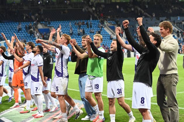 Schlussjubel, Jubel, jubeln, Freude, cheers, VfL Osnabrueck vor ihren Fans, Fussball 2. Bundesliga, 3. Spieltag, VfL Bochum (BO) - VfL Osnabrueck (OS) 0-1 am 28.08.2026 im Vonovia Ruhrstadion Bochum Deutschland. DFL regulations prohibit any use of photographs as image sequences and or quasi-video Â *** Final celebration, cheering, joy, cheers, VfL Osnabrück in front of their fans, soccer, 2. Bundesliga, Matchday 3, VfL Bochum (BO) vs. VfL Osnabrück (OS) 0–1 on August 28, 2026, at the Vonovia Ruhrstadion in Bochum, Germany. DFL regulations prohibit any use of photographs as image sequences and or quasi-video.
