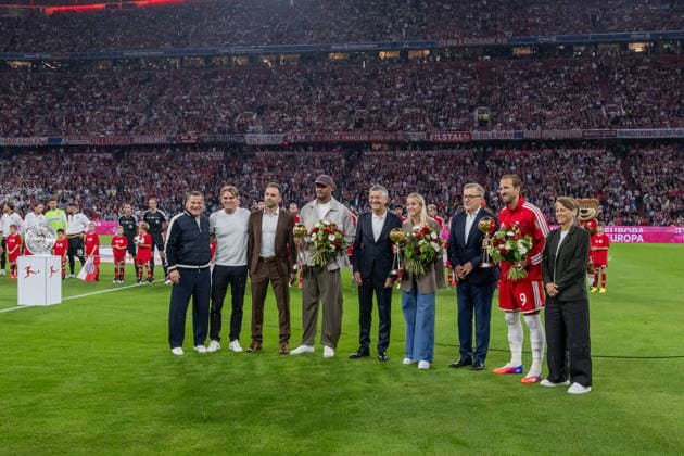 Vincent Kompany (Chef-Trainer, FC Bayern Muenchen) wird als Trainer der Saison, Giulia Gwinn (FC Bayern Muenchen Frauen, 7) als Spielerin der Saison und Harry Kane (FC Bayern Muenchen, 09) als Spieler der Saison geehrt, mit dabei Max Eberl (Sportvorstand, FC Bayern Muenchen), Christoph Freund (Sportdirektor, FC Bayern Muenchen), Herbert Hainer (Praesident und Aufsichtsratsvorsitzender, FC Bayern Muenchen), Jan-Christian Dreesen (Vorstandsvorsitzender, FC Bayern Muenchen AG) und Bianca Rech (Direktorin, FC Bayern Muenchen Frauen) GER, FC Bayern Muenchen vs. VfB Stuttgart, Fussball, Bundesliga, 1. Spieltag, Spielzeit 2026 2027, 28.08.2026. (DFL DFB REGULATIONS PROHIBIT ANY USE OF PHOTOGRAPHS as IMAGE SEQUENCES and or QUASI-VIDEO). Foto: HMB Media Heike Feiner *** Vincent Kompany, head coach of FC Bayern Munich, was honored as Coach of the Season; Giulia Gwinn of FC Bayern Munich Women was named Player of the Season; and Harry Kane of FC Bayern Munich was named Player of the Season. Also in attendance were Max Eberl, sporting director, FC Bayern Munich, Christoph Freund, sporting director of FC Bayern Munich, Herbert Hainer, president and chairman of the supervisory board of FC Bayern Munich, Jan Christian Dreesen, CEO of FC Bayern Munich AG, and Bianca Rech, Director of FC Bayern Munich Women GER; FC Bayern Munich vs. VfB Stuttgart, soccer, Bundesliga, Matchday 1, 2026–2027 season, August 28, 2026 DFL DFB REGULATIONS PROHIBIT ANY USE OF PHOTOGRAPHS as IMAGE SEQUENCES and or QUASI-VIDEO Photo: HMB Media, Heike Feiner Copyright: HMBxMedia HeikexFeiner