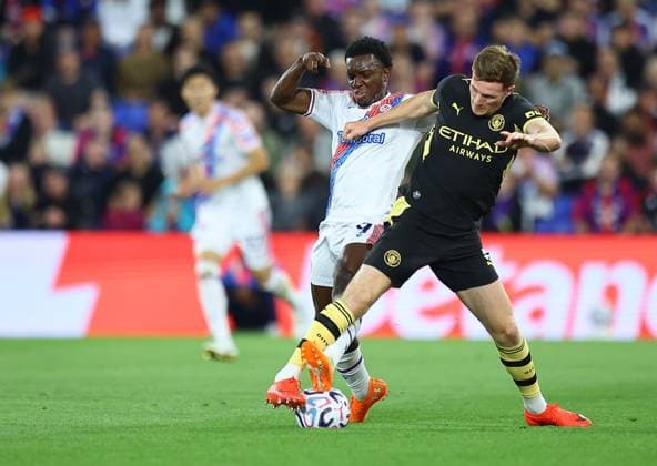Elliot Anderson of Manchester City competes for the ball with Eddie Nketiah of Crystal Palace Crystal Palace v Manchester City, Premier League Football, Football, Selhurst Park, London, UK - 28 Aug 2026London Selhurst Park United Kingdom EDITORIAL USE ONLY No use with unauthorised audio, video, data, fixture lists, club league logos or live services. Online in-match use limited to 120 images, no video emulation. No use in betting, games or single club league player publications. Copyright: xMichaelxZemanek Shutterstockx 17118951v