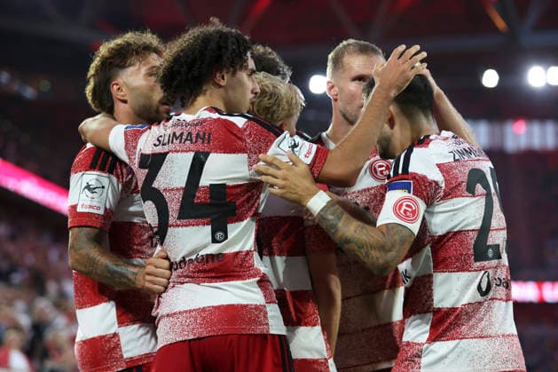Andreas Mueller (Fortuna Duesseldorf) Torjubel,jubelt mit seiner Mannschaft nach dem Treffer zum 1:0 waehrend des Spiels der 3. Liga zwischen Fortuna Duesseldorf und VfB Stuttgart II, Merkur Spiel-Arena am 28. August 2026 in Duesseldorf, Deutschland. (Foto von Oliver Kaelke DeFodi Images) +++ Andreas Mueller (Fortuna Duesseldorf) celebrates after scoring his team s first goal with teammates during the 3. Liga match between Fortuna Duesseldorf and VfB Stuttgart II at Merkur Spiel-Arena on August 28, 2026 in Dusseldorf, Germany. (Photo by Oliver Kaelke DeFodi Images) DFB DFL REGULATIONS PROHIBIT ANY USE OF PHOTOGRAPHS AS IMAGE SEQUENCES AND OR QUASI-VIDEO. (Photo by Oliver Kaelke DeFodi Images) -