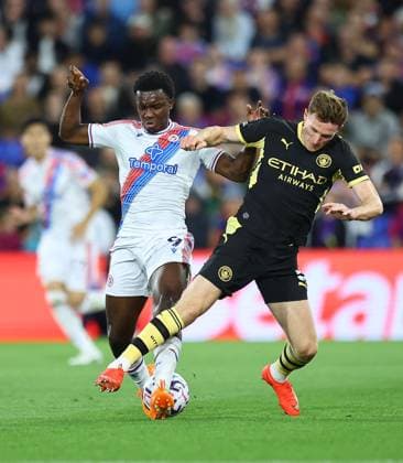 Elliot Anderson of Manchester City competes for the ball with Eddie Nketiah of Crystal Palace Crystal Palace v Manchester City, Premier League Football, Football, Selhurst Park, London, UK - 28 Aug 2026London Selhurst Park United Kingdom EDITORIAL USE ONLY No use with unauthorised audio, video, data, fixture lists, club league logos or live services. Online in-match use limited to 120 images, no video emulation. No use in betting, games or single club league player publications. Copyright: xMichaelxZemanek Shutterstockx 17118951w