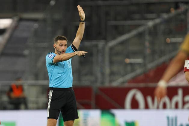 Schiedsrichter Tom Bauer gestikuliert, Gestik waehrend des Spiels der 3. Liga zwischen Fortuna Duesseldorf und VfB Stuttgart II, Merkur Spiel-Arena am 28. August 2026 in Duesseldorf, Deutschland. (Foto von Oliver Kaelke DeFodi Images) +++ Schiedsrichter Tom Bauer gestures during the 3. Liga match between Fortuna Duesseldorf and VfB Stuttgart II at Merkur Spiel-Arena on August 28, 2026 in Dusseldorf, Germany. (Photo by Oliver Kaelke DeFodi Images) DFB DFL REGULATIONS PROHIBIT ANY USE OF PHOTOGRAPHS AS IMAGE SEQUENCES AND OR QUASI-VIDEO. (Photo by Oliver Kaelke DeFodi Images) -