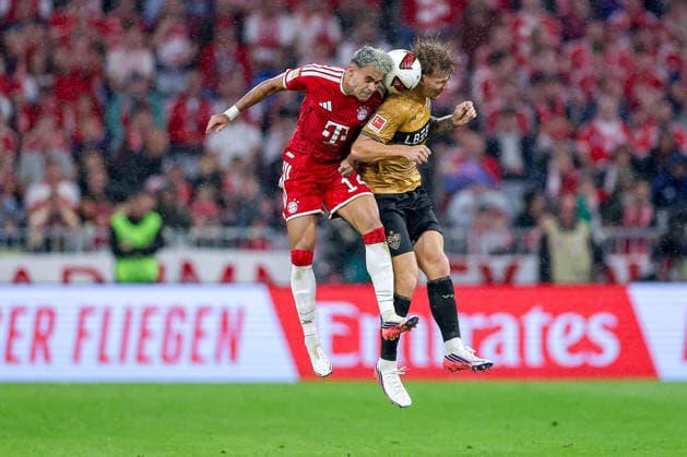 28.08.2026, Fußball, FC Bayern München - VfB Stuttgart, 1. Fußball Bundesliga, 1. Spieltag, Allianz-Arena, Saison 2026 2027: Luis Diaz (FC Bayern München 14) im Zweikampf gegen Finn Jeltsch (VfB Stuttgart 29) DFB regulations prohibit any use of photographs as image sequences and or quasi-video. Bayern Deutschland *** August 28, 2026, Soccer, FC Bayern Munich vs. VfB Stuttgart, Bundesliga 1, Matchday 1, Allianz Arena, 2026–2027 Season. Luis Diaz of FC Bayern Munich (No. 14) in a tackle against Finn Jeltsch of VfB Stuttgart. 29. DFB regulations prohibit any use of photographs as image sequences and or quasi-video. Bayern, Germany