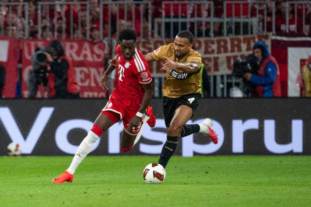 GER, Bayern, Muenchen, Fussball, FC Bayern Muenchen - VfB Stuttgart, in der Allianz Arena, Muenchen, Bundesliga, 1. Spieltag, 28.08.26, v.l. Alphonso Davies (FC Bayern Muenchen, 19), Josha Vagnoman (VfB Stuttgart, 4), im zweikampf um den Ball DFL DFB regulations prohibit any use of photographs as image sequences and or quasi-video, *** GER, Bavaria, Munich, Soccer, FC Bayern Munich vs. VfB Stuttgart, at the Allianz Arena, Munich, Bundesliga, Matchday 1, August 28, 2026, From left: Alphonso Davies (FC Bayern Munich), 19, Josha Vagnoman (VfB Stuttgart), 4, in a tackle for the ball. DFL and DFB regulations prohibit any use of photographs as image sequences and or quasi-video, Copyright: HMB-Media MichaelxNibel