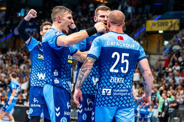OPEL Handball Bundesliga: TVB Stuttgart vs. Bergischer HC; 28.08.2026 Stuttgart, GERMANY - 28. August 2026: Patrick Zieker (TVB Stuttgart, 25) Samuel Röthlisberger (TVB Stuttgart, 17) und Simone Mengon (TVB Stuttgart, 15) beim Torjubel während dem Match zwischen dem TVB Stuttgart und dem Bergischer HC am 1. Spieltag der OPEL Handball Bundesliga in der Porsche-Arena. Copyright: xBEAUTIFULxSPORTS Steinx