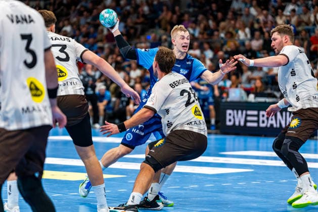 OPEL Handball Bundesliga: TVB Stuttgart vs. Bergischer HC; 28.08.2026 Stuttgart, GERMANY - 28. August 2026: Torben Matzken (TVB Stuttgart, 22) im Zweikampf mit Tom Bergner (Bergischer HC, 28)und Sören Steinhaus (Bergischer HC, 53) während dem Match zwischen dem TVB Stuttgart und dem Bergischer HC am 1. Spieltag der OPEL Handball Bundesliga in der Porsche-Arena. Copyright: xBEAUTIFULxSPORTS Steinx