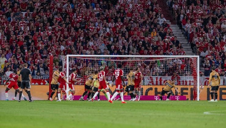 Dayot Upamecano (FC Bayern Muenchen, 02) links bei seinem Tor zum 1:0 gegen Fabian Bredlow (Torwart, VfB Stuttgart, 01) GER, FC Bayern Muenchen vs. VfB Stuttgart, Fussball, Bundesliga, 1. Spieltag, Spielzeit 2026 2027, 28.08.2026. (DFL DFB REGULATIONS PROHIBIT ANY USE OF PHOTOGRAPHS as IMAGE SEQUENCES and or QUASI-VIDEO). Foto: HMB Media Heike Feiner *** Dayot Upamecano of FC Bayern Munich, No. 02, on the left as he scores the 1–0 goal past Fabian Bredlow, goalkeeper for VfB Stuttgart, No. 01; GER, FC Bayern Munich vs. VfB Stuttgart, soccer, Bundesliga, Matchday 1, 2026–2027 season, August 28, 2026. DFL and DFB regulations prohibit any use of photographs as image sequences and or quasi-video. Photo: HMB Media, Heike Feiner Copyright: HMBxMedia HeikexFeiner