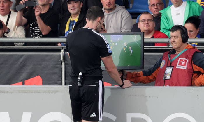 Schiedsrichter Richard Hempel schaut sich die Szene nach VAR an und gibt Elfmeter fuer Berlin Fussball, Herren, Saison 2026 2027 2.BL, Eintracht Stadion, Eintracht Braunschweig gegen Hertha BSC Berlin, 3-5 DFL REGULATIONS PROHIBIT ANY USE OF PHOTOGRAPHS AS IMAGE SEQUENCES AND OR QUASI-VIDEO. *** Referee Richard Hempel reviews the play via VAR and awards a penalty kick to Berlin. Soccer, Men s, 2026–2027 season, 2. Bundesliga, Eintracht Stadium, Eintracht Braunschweig vs. Hertha BSC Berlin, 3–5. DFL regulations prohibit any use of photographs as image sequences and or quasi-video.
