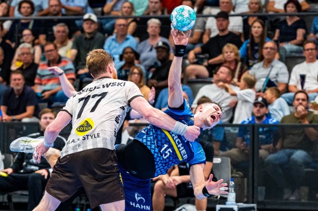 OPEL Handball Bundesliga: TVB Stuttgart vs. Bergischer HC; 28.08.2026 Stuttgart, GERMANY - 28. August 2026: Johannes Wasielewski (Bergischer HC, 77) stoppt Simone Mengon (TVB Stuttgart, 15) am Strafraum während dem Match zwischen dem TVB Stuttgart und dem Bergischer HC am 1. Spieltag der OPEL Handball Bundesliga in der Porsche-Arena. Copyright: xBEAUTIFULxSPORTS Steinx