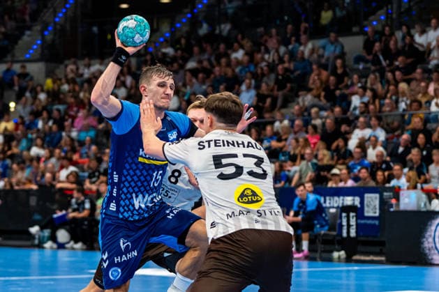 OPEL Handball Bundesliga: TVB Stuttgart vs. Bergischer HC; 28.08.2026 Stuttgart, GERMANY - 28. August 2026: Simone Mengon (TVB Stuttgart, 15) gegen Sören Steinhaus (Bergischer HC, 53) während dem Match zwischen dem TVB Stuttgart und dem Bergischer HC am 1. Spieltag der OPEL Handball Bundesliga in der Porsche-Arena. Copyright: xBEAUTIFULxSPORTS Steinx
