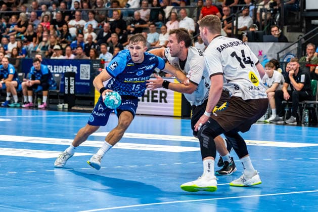 OPEL Handball Bundesliga: TVB Stuttgart vs. Bergischer HC; 28.08.2026 Stuttgart, GERMANY - 28. August 2026: Simone Mengon (TVB Stuttgart, 15) im Duell gegen Tom Bergner (Bergischer HC, 28) und Gerdas Babarskas (Bergischer HC, 14) während dem Match zwischen dem TVB Stuttgart und dem Bergischer HC am 1. Spieltag der OPEL Handball Bundesliga in der Porsche-Arena. Copyright: xBEAUTIFULxSPORTS Steinx