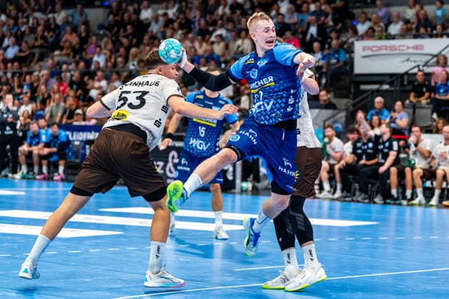 OPEL Handball Bundesliga: TVB Stuttgart vs. Bergischer HC; 28.08.2026 Stuttgart, GERMANY - 28. August 2026: Torben Matzken (TVB Stuttgart, 22) setzt sich gegen Sören Steinhaus (Bergischer HC, 53) und Johannes Wasielewski (Bergischer HC, 77) durch zum Torwurf während dem Match zwischen dem TVB Stuttgart und dem Bergischer HC am 1. Spieltag der OPEL Handball Bundesliga in der Porsche-Arena. Copyright: xBEAUTIFULxSPORTS Steinx