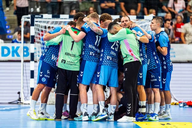 OPEL Handball Bundesliga: TVB Stuttgart vs. Bergischer HC; 28.08.2026 Stuttgart, GERMANY - 28. August 2026: Die Mannschaft des TVB Stuttgart nach dem 30 zu 29 Sieg während dem Match zwischen dem TVB Stuttgart und dem Bergischer HC am 1. Spieltag der OPEL Handball Bundesliga in der Porsche-Arena. Copyright: xBEAUTIFULxSPORTS Steinx